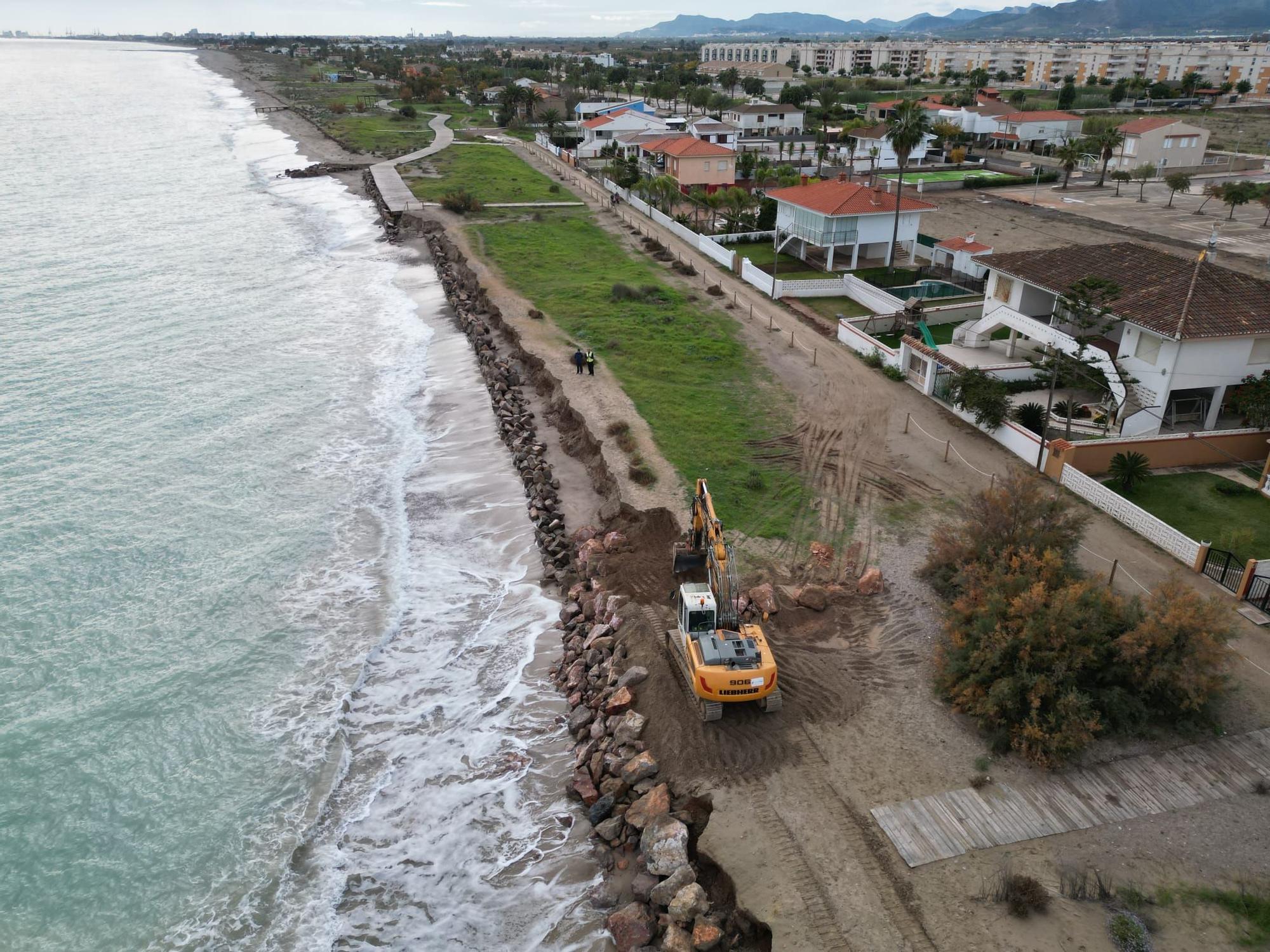 El muro de piedras de Almenara que construye Costas contra la regresión