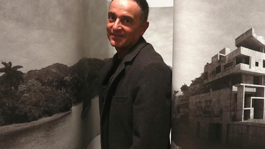 Dionisio González, en la inauguración. El asturiano ha recibido premios como la Beca Leonardo o el Premio Nacional de Grabado del Museo del Grabado Español Contemporáneo y su obra está presente en colecciones como las del Reina Sofía, el Museo de Fotografía Contemporánea de Chicago o el Nacional de Arte Contemporáneo de París.