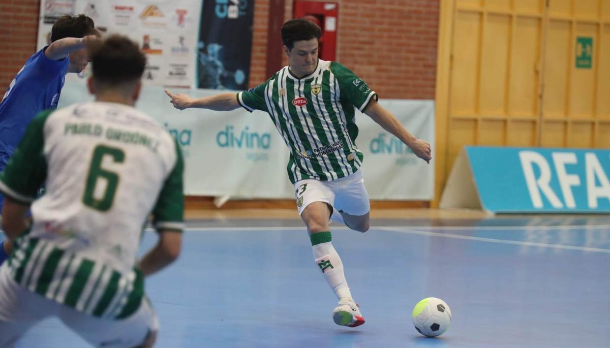 Murilo realiza un lanzamiento.