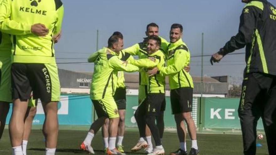Los jugadores del Elche, que intentarán romper el maleficio en Mallorca, entrenando.