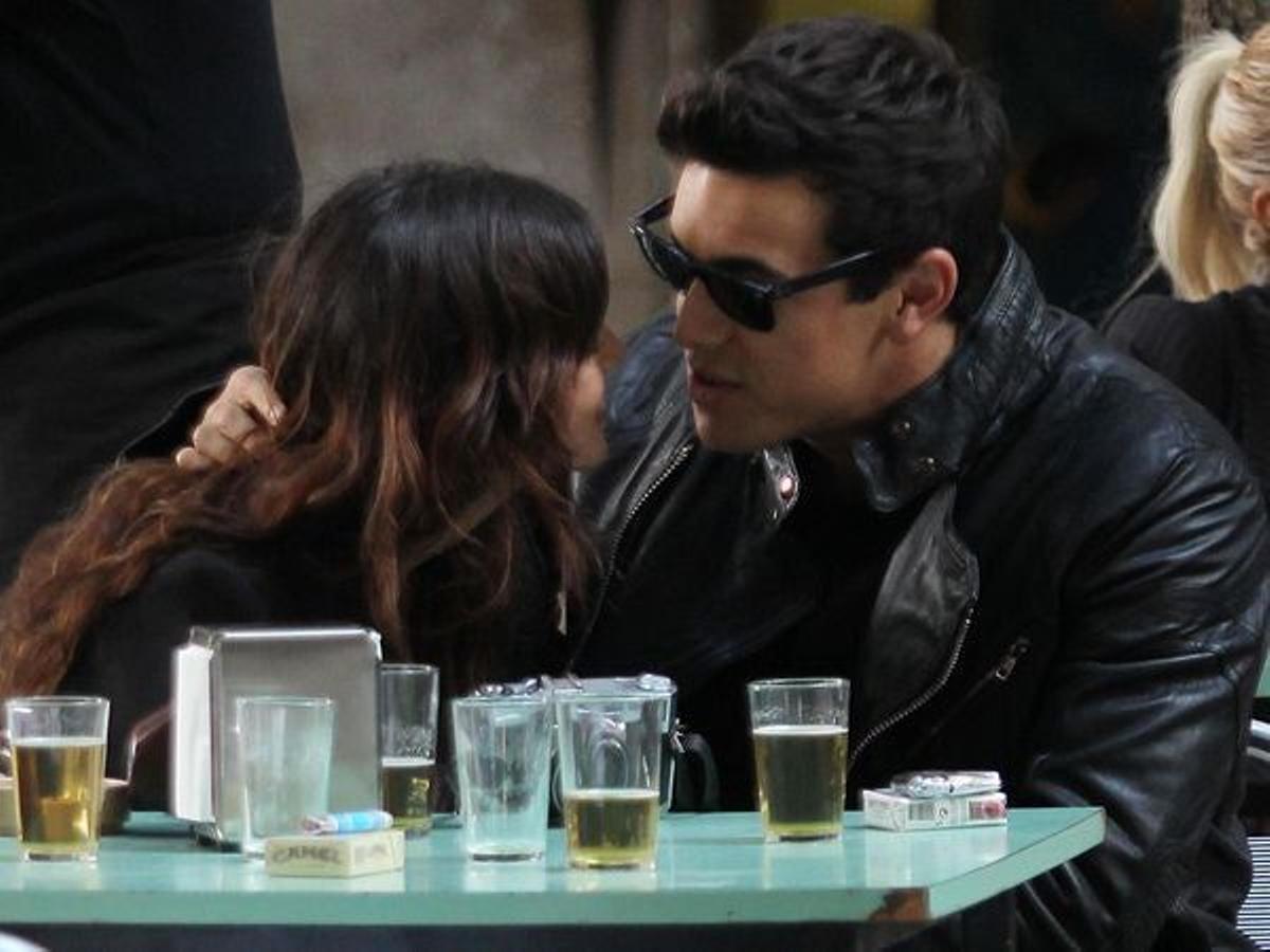 Mario casas online con lentes
