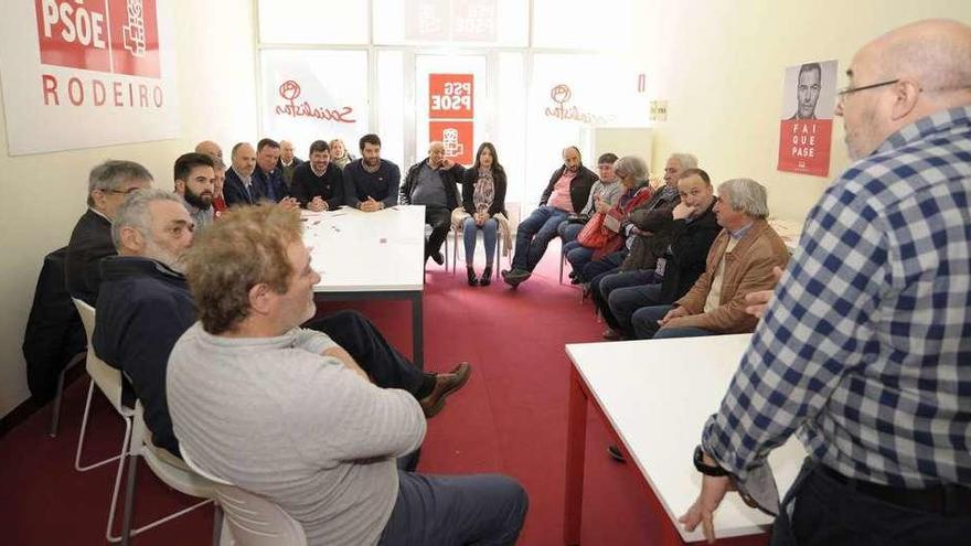 Asistentes, ayer, a la inauguración de la nueva sede del partido socialista en Rodeiro. // Bernabé/Javier Lalín