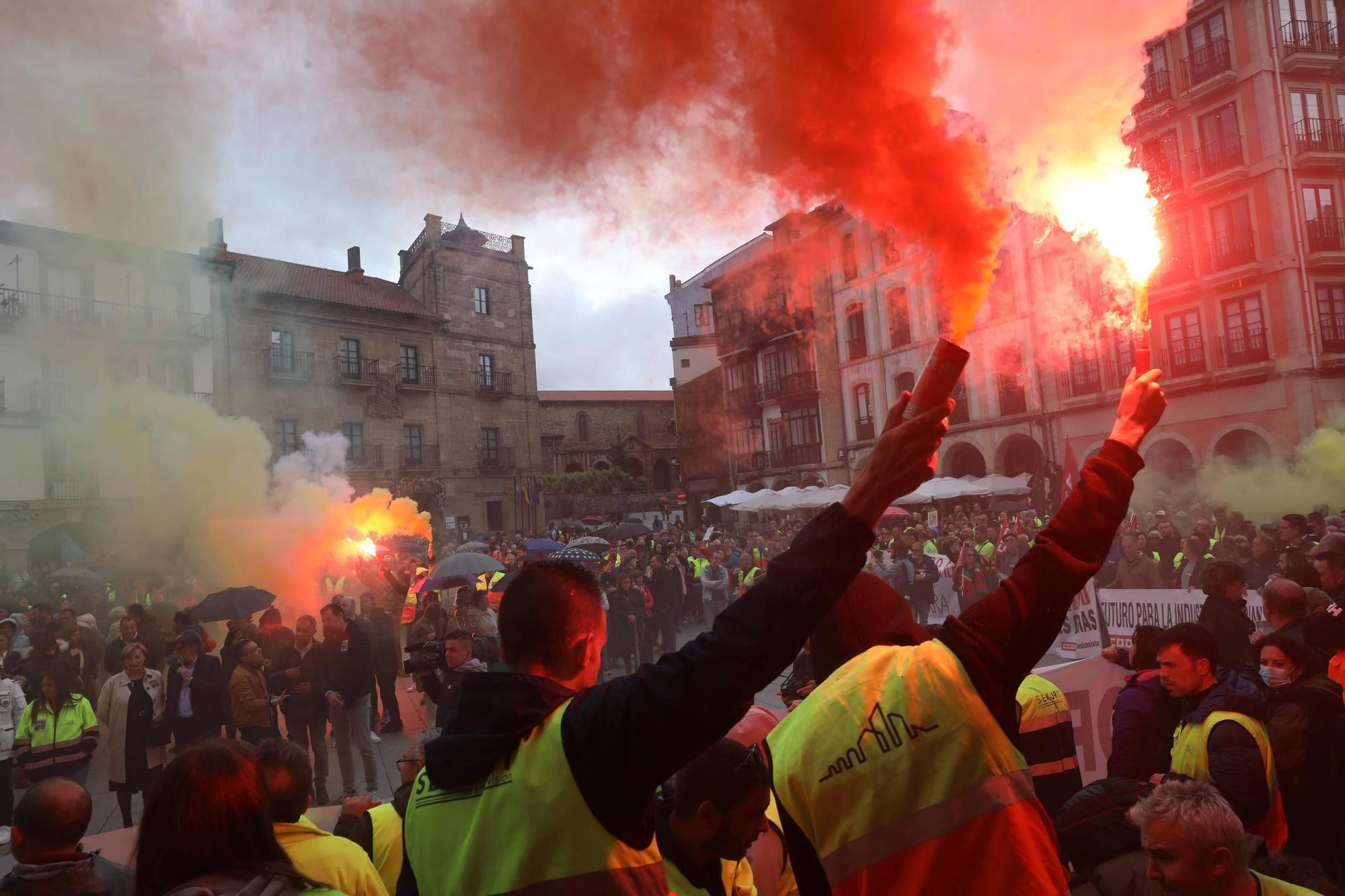 EN IMÁGENES: El avance de la protesta contra la cierre de Saint-Gobain en Avilés