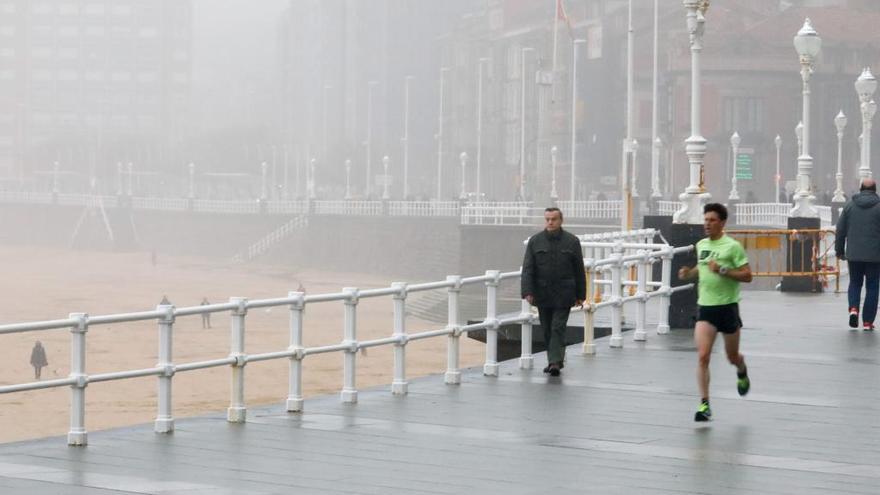 Niebla en Gijón en una imagen de archivo.