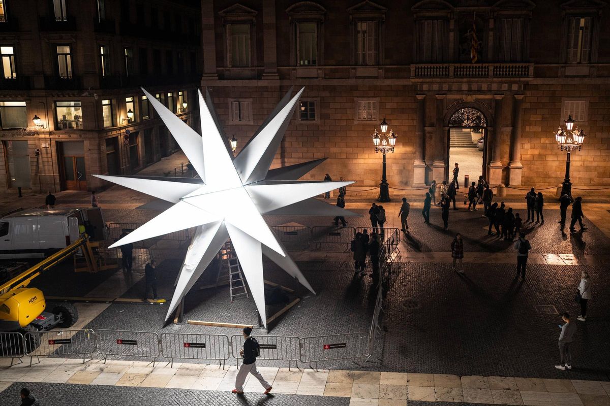 La estrella de Nadal ja ilumina la plaça Sant Jaume. Una gran estrella de luz de 20 puntas iluminará la plaza de Sant Jaume esta Navidad