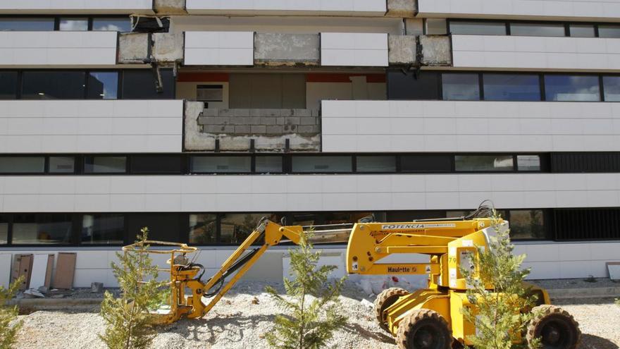 La primera avería de la resonancia, en 2015, obligó a romper la pared para meter la pieza.