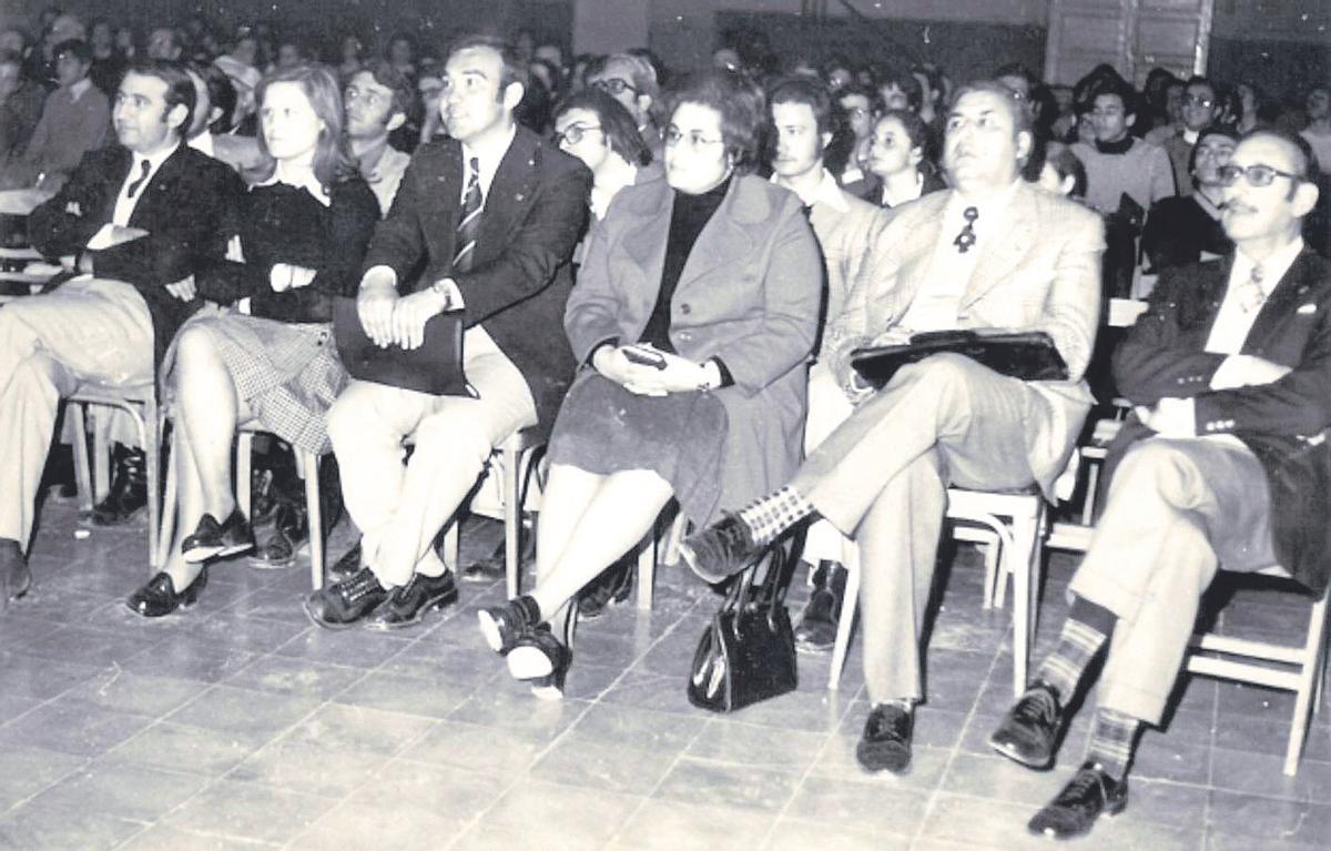 Clausura de un acto cultural, patrocinado por Cajamurcia, cuyo encargado de publicidad, a la sazón, era el Sr. Alegre (1º por la derecha). Año 1974, llevado a cabo en el Colegio de Jesús María (Murcia).