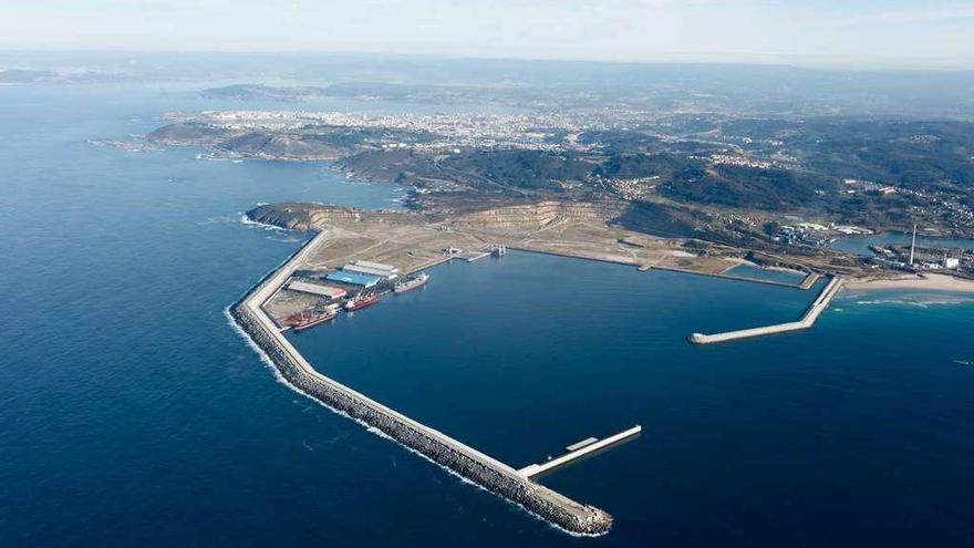 Vista aérea del puerto exterior de A Coruña.