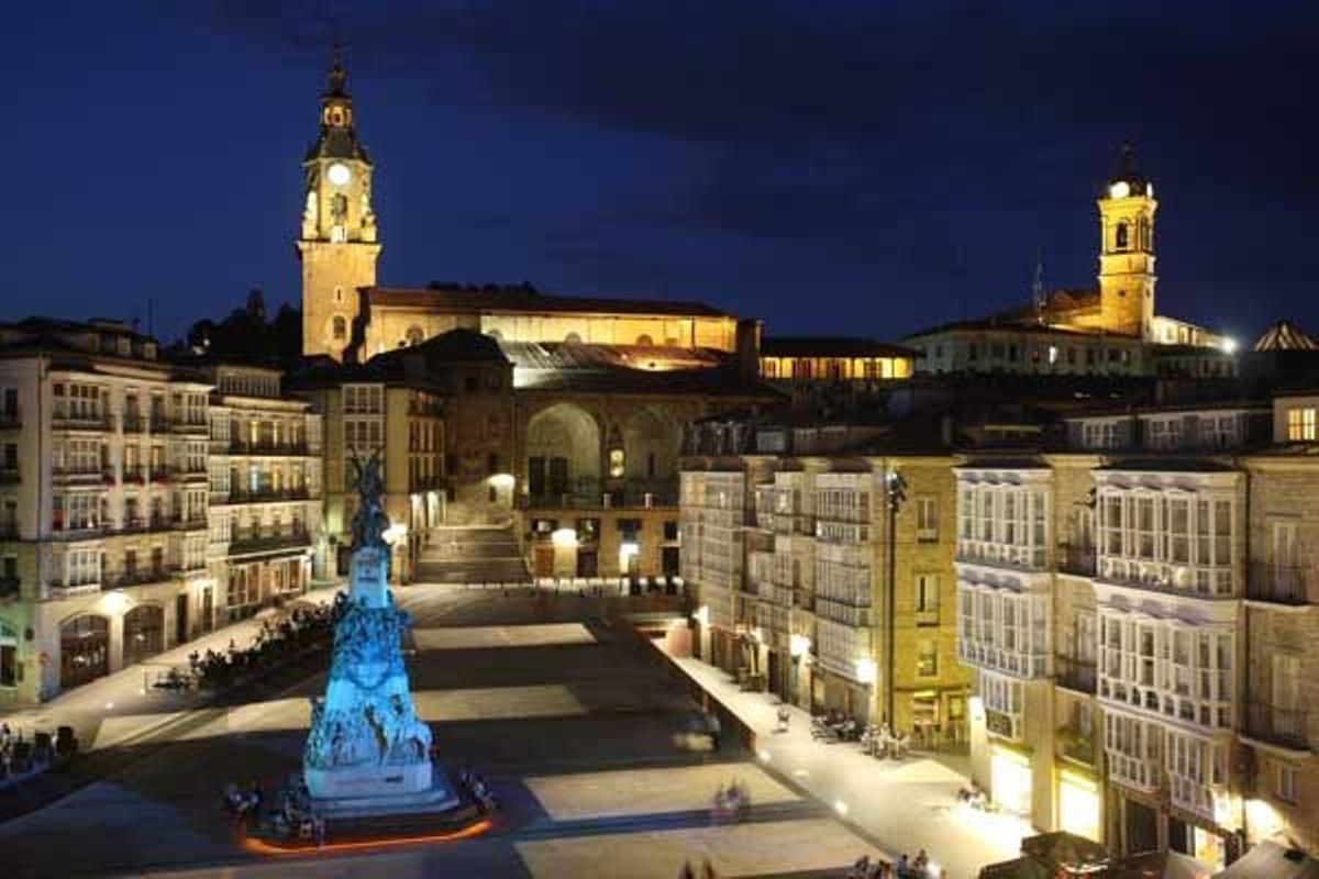 Vista de la céntrica plaza de la Virgen Blanca.