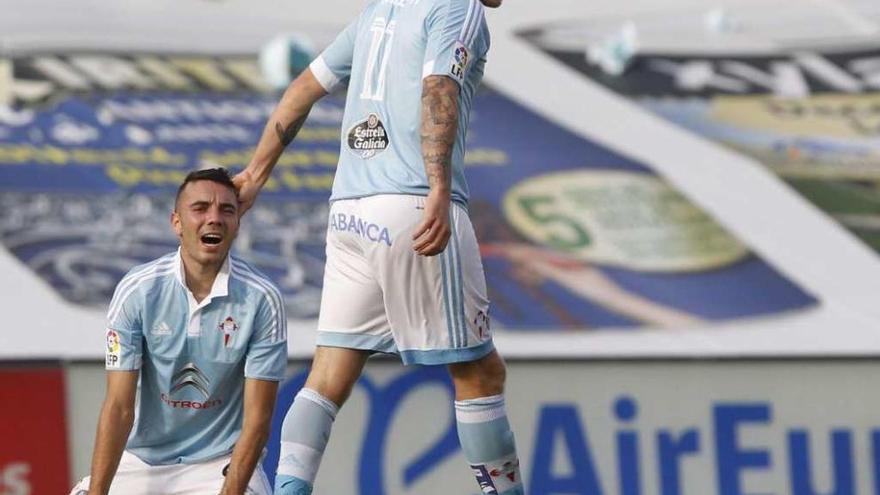 John Guidetti, con Iago Aspas, en un partido disputado en Balaídos. // Jose Lores