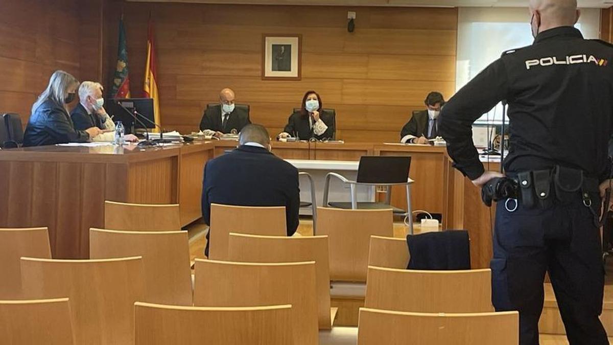 Imagen del procesado, sentado en el banquillo de los acusados durante el juicio.