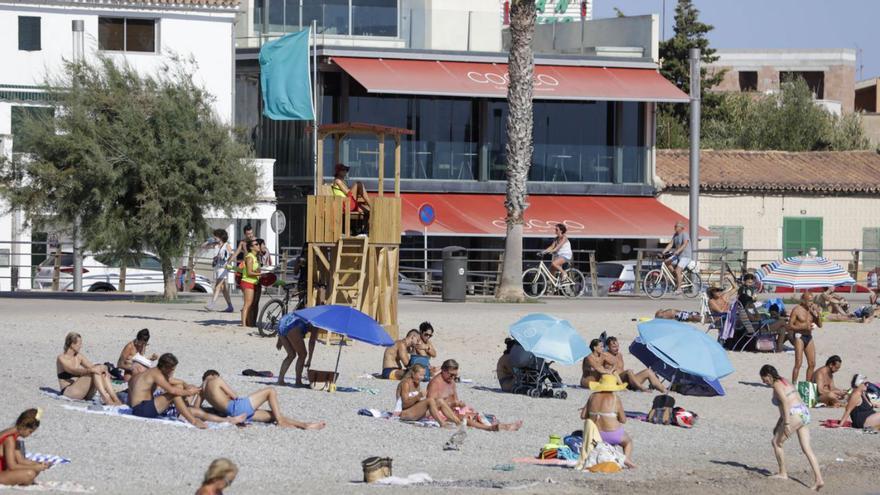 La playa de el Molinar ya tiene socorristas y una torre de vigilancia