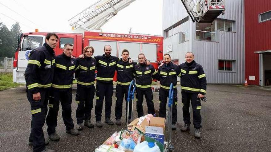 Varios bomberos, con los productos recogidos en 2015. // A.H.