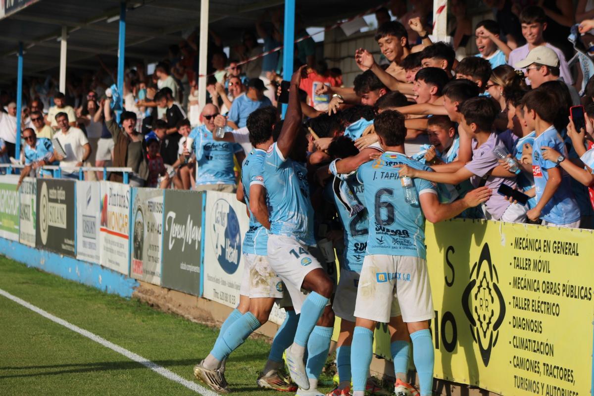 Celebración de un gol del Coria el pasado domingo.