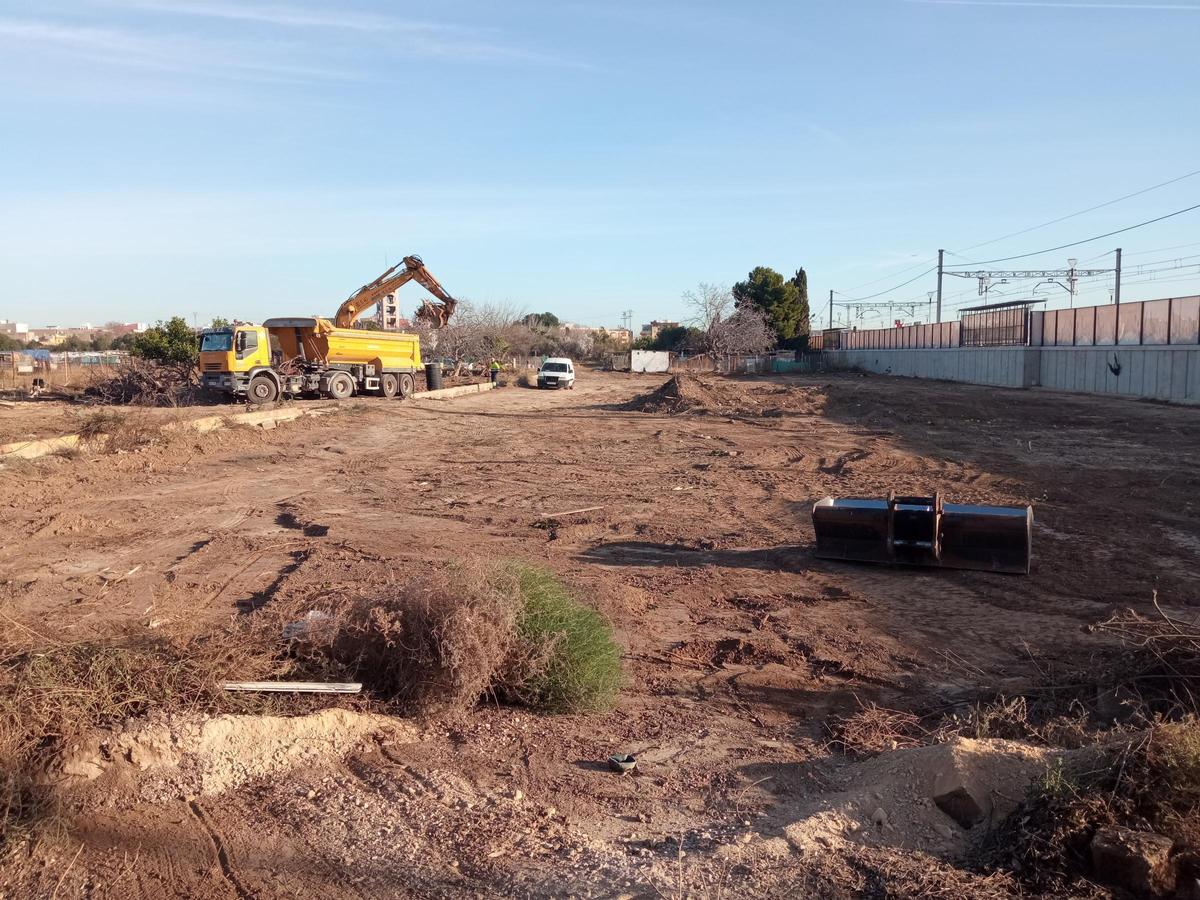 Obras en el futuro aparcamiento disuasorio de la estación de Cercanías de Albal.