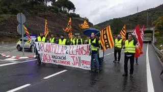 Els treballadors de Feldespatos Llansà es manifesten a l'N-260