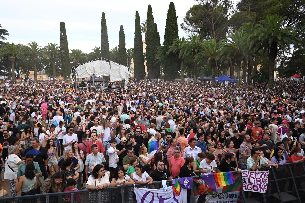 El público abarrota la alcazaba en la fiesta de Los Palomos.