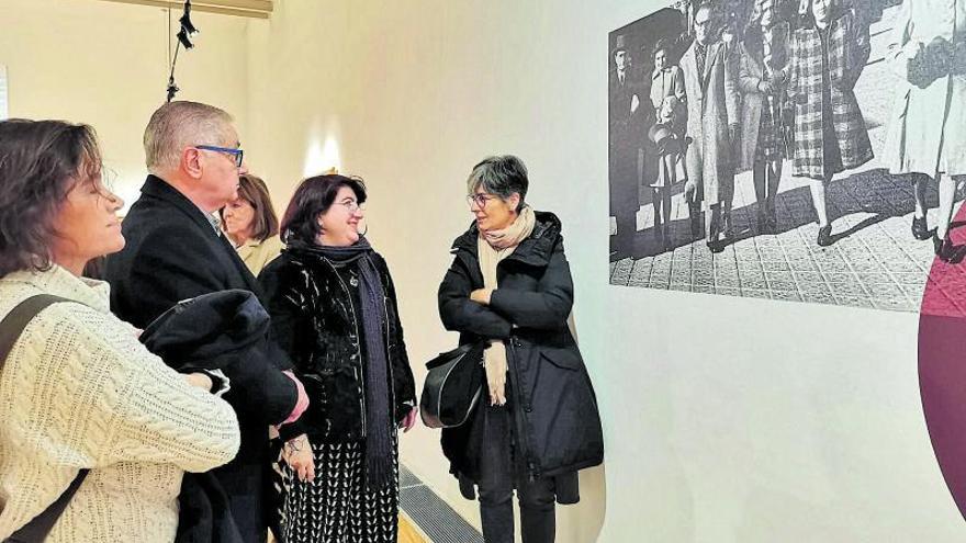 Un dels nets d’Apa, Joan Elias Polina, i la comissària de l’exposició Mariona Seguranyes. | C.V.B.