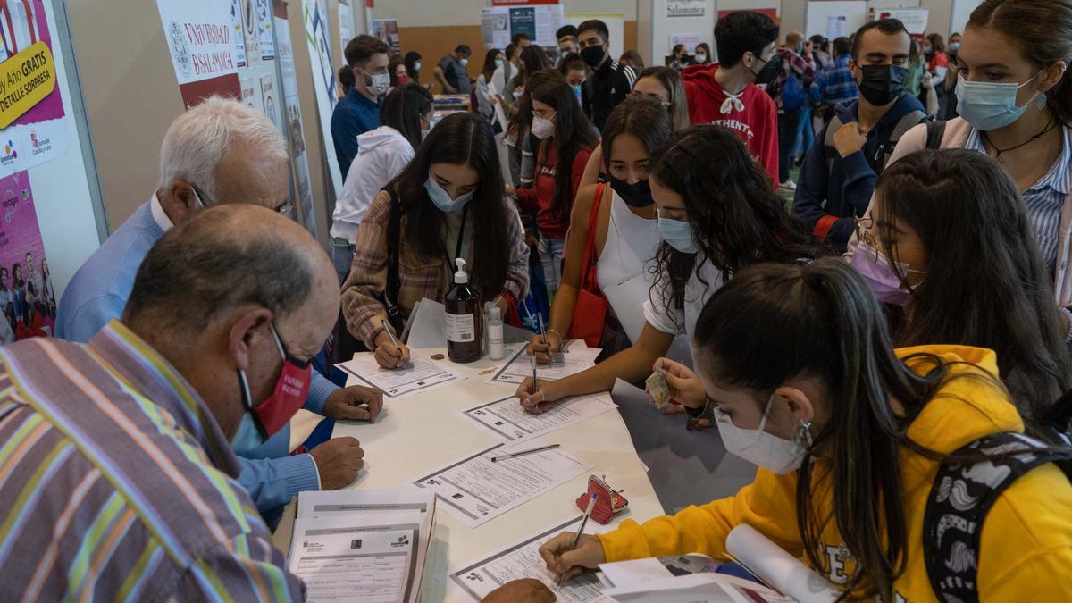 Universitarios en la X Feria de Bienvenida del Campus