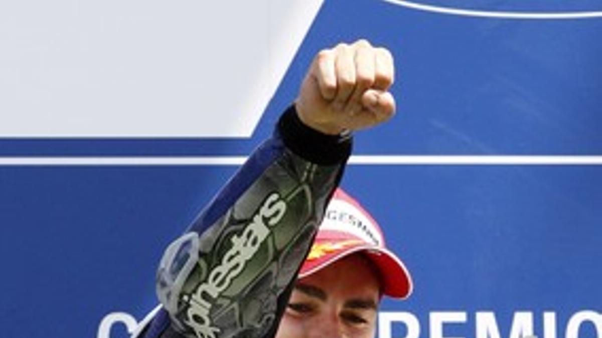 El piloto Jorge Lorenzo celebra su triunfo en Mugello.