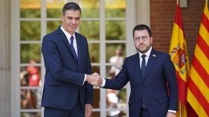 El presidente del Gobierno, Pedro Sánchez, recibe al ’president’ de la Generalitat, Pere Aragonès, en el palacio de la Moncloa, este 15 de julio de 2022. 