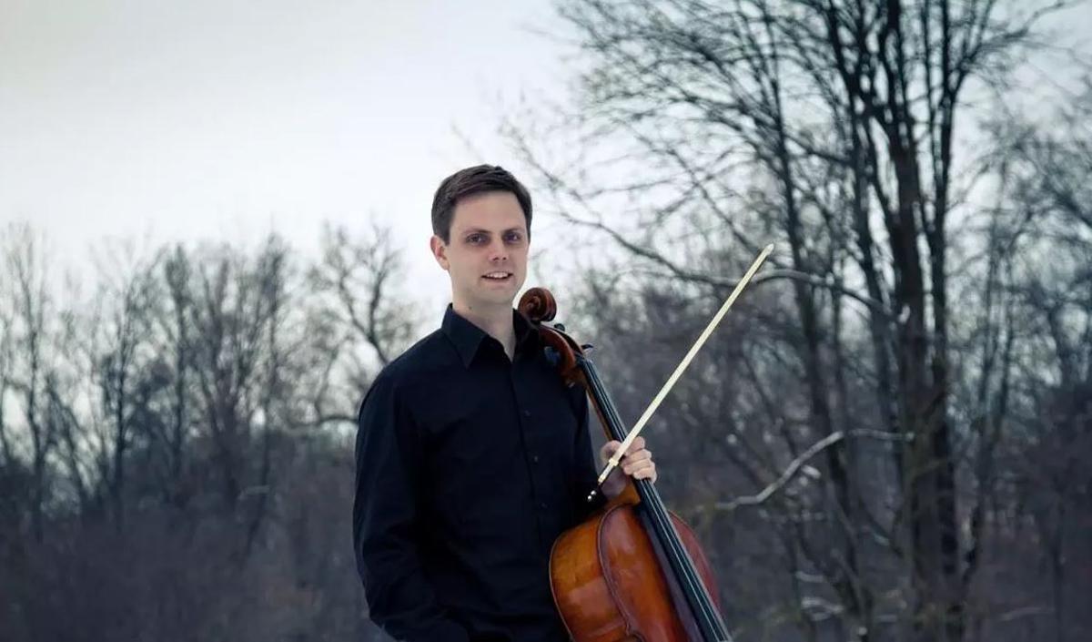 El reconegut violoncel·lista Peter Schmidt alternava la docència amb l'activitat concertística