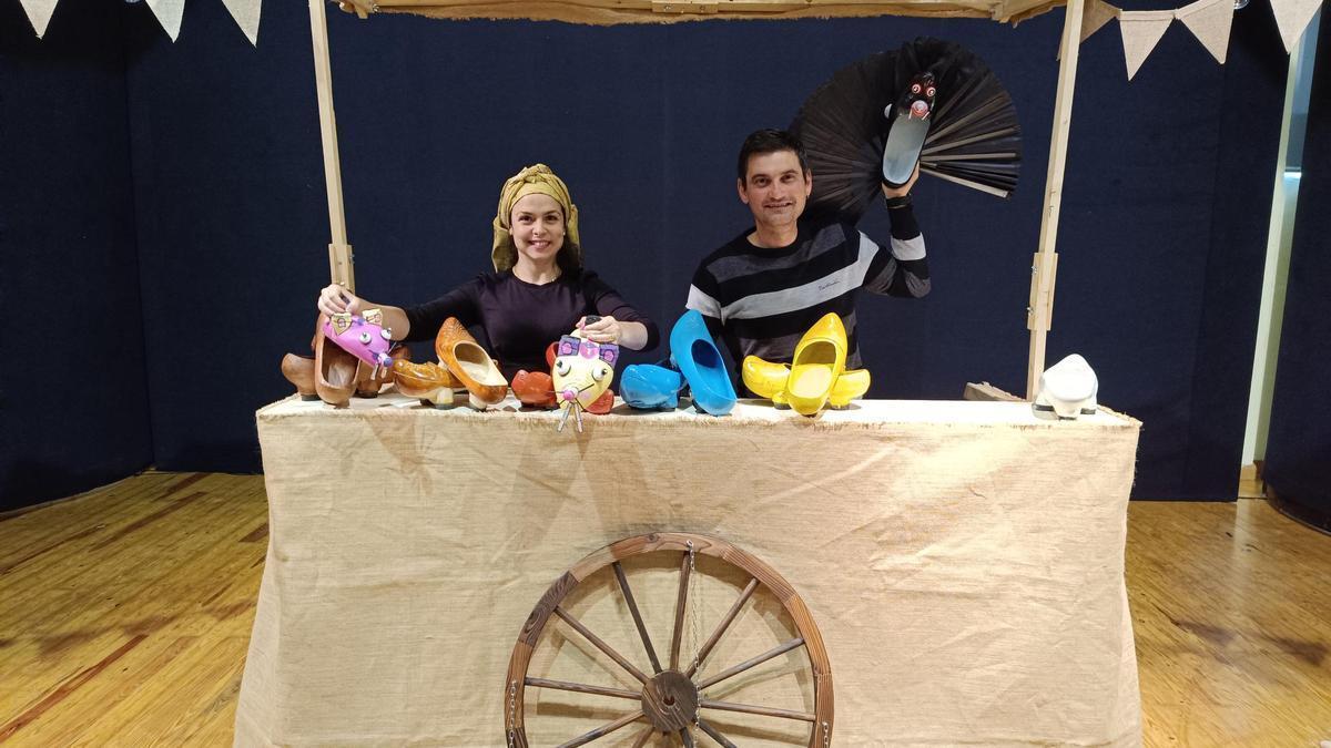 Teresa Denisse y Maikel Valdés con los títeres de "¿Hacer o facer?"