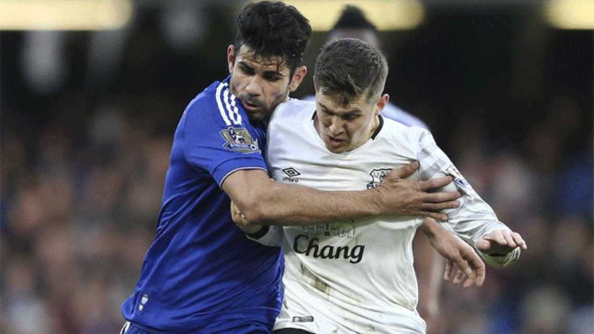 Diego Costa y Stones luchan un balón