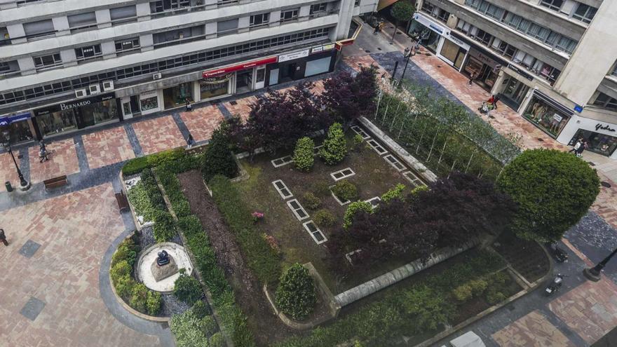 Las ideas del Ayuntamiento para revitalizar la plaza Longoria en Oviedo: ¿quitar la fuente reconvertida en jardín?