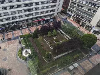 Las ideas del Ayuntamiento para revitalizar la plaza Longoria en Oviedo: ¿quitar la fuente reconvertida en jardín?