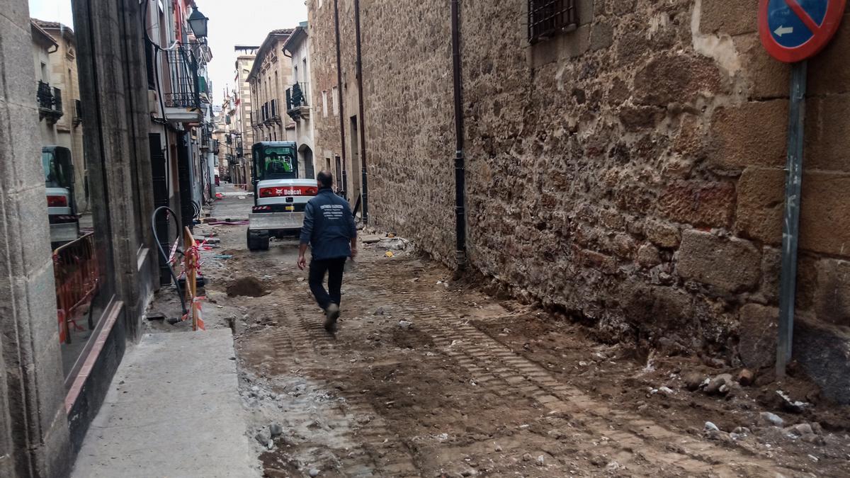 Obras de renovación de tuberías en la calle Santa Ana de Plasencia.