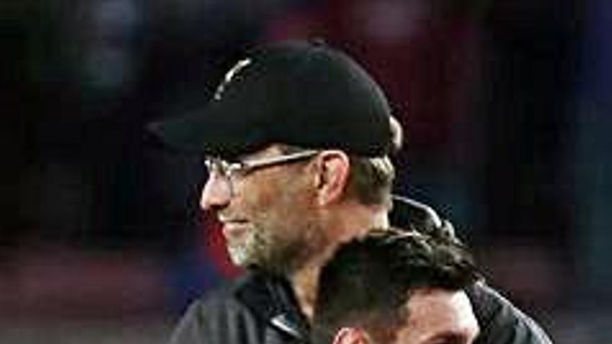 Messi s&#039;abraça amb Jürgen Klopp