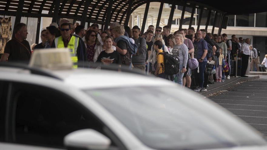 Хаос в аеропорту Тенеріфе: тисячі туристів годинами чекають
