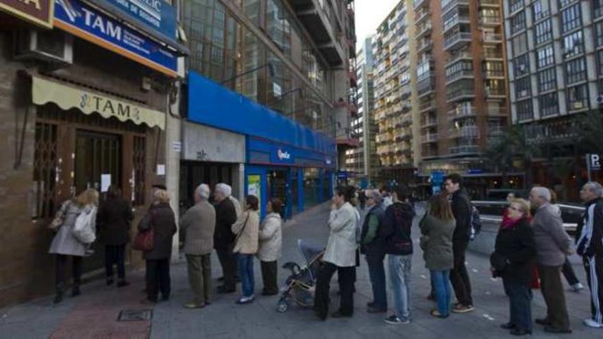 Largas colas, principalmente de jubilados, ayer ante las oficinas del TAM.