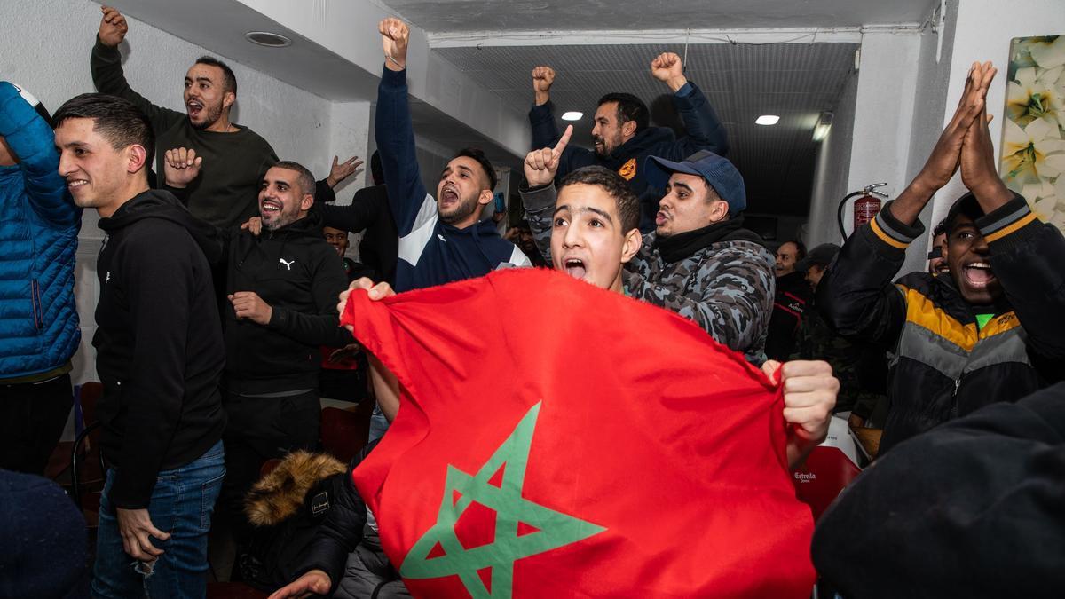 Seguidores marroquís celebran la victoria ante España en el barrio de La Florida en Hospitalet