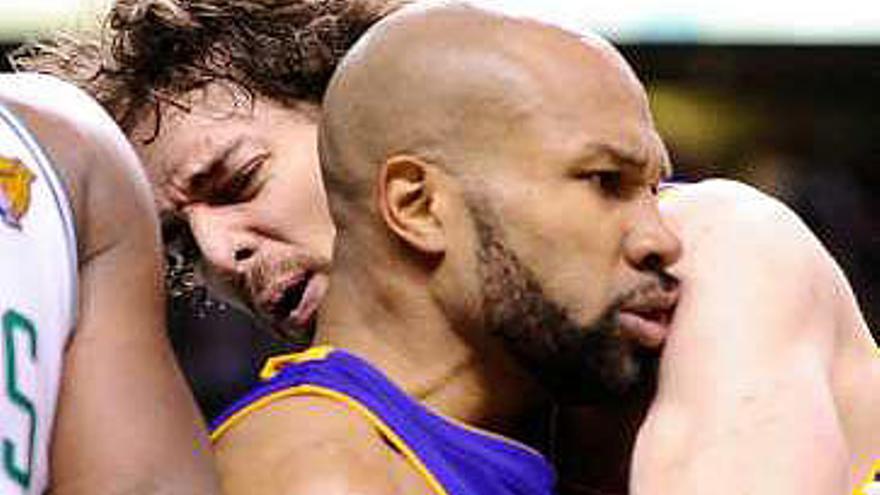 Gasol, junto a Fisher.