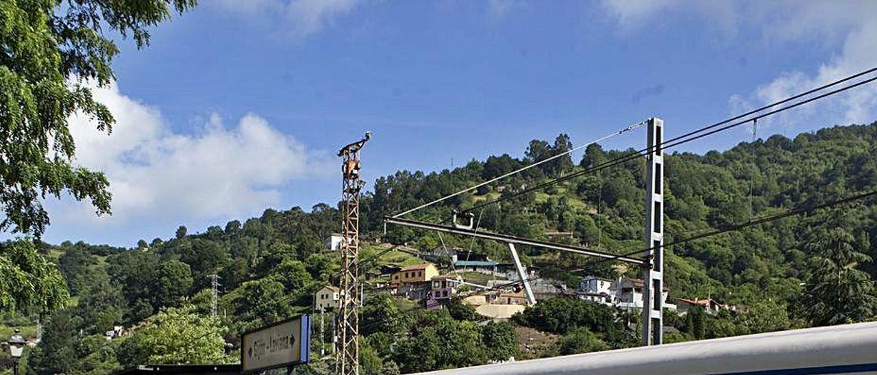 Viajeros del Tren de la Biosfera, en el apeadero de San Vicente.