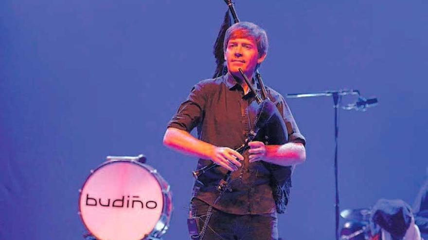 Xosé Manuel Budiño, tocando a gaita nun dos seus concertos.