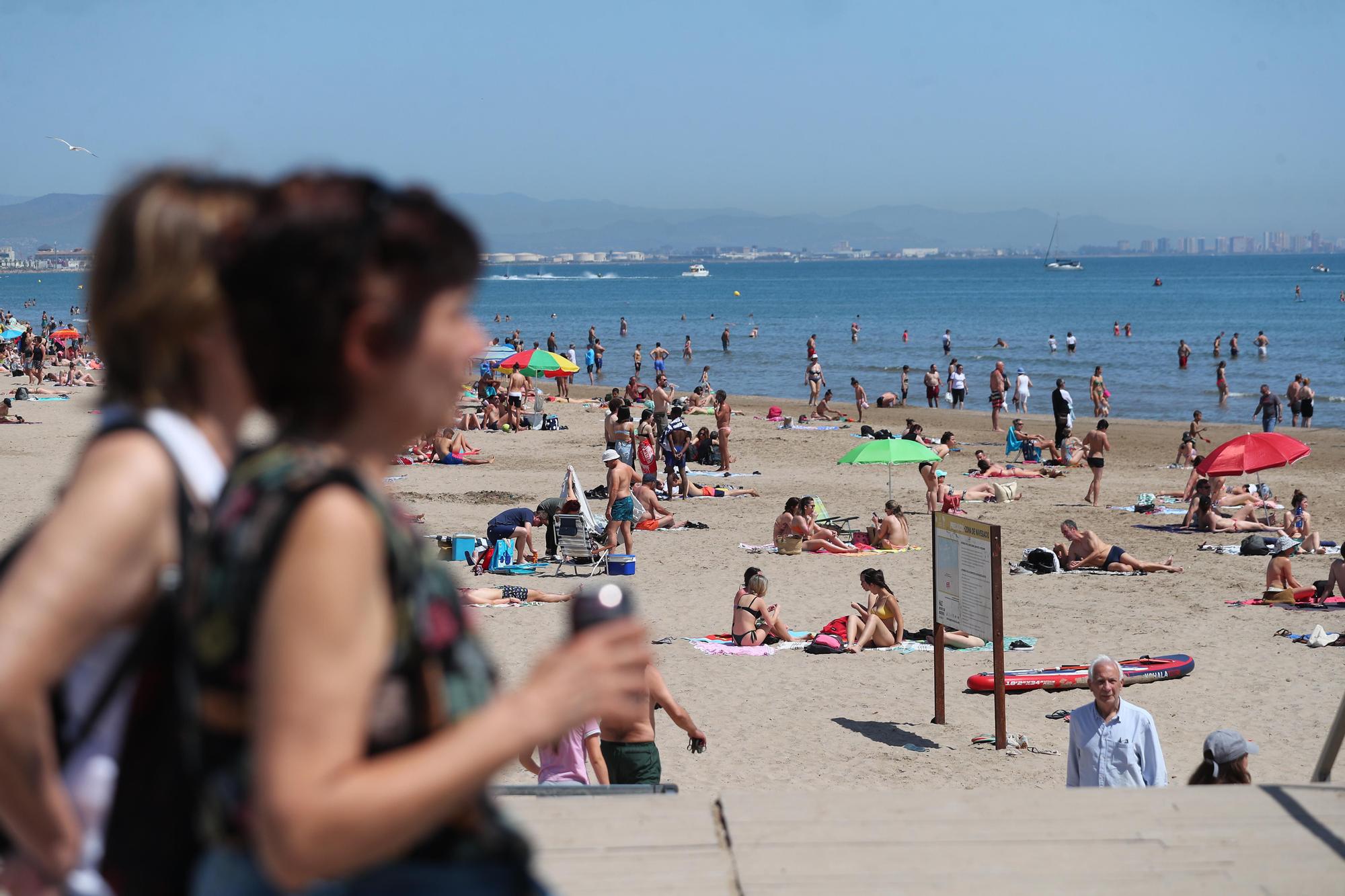 Las playas de València, llenazo previo al verano