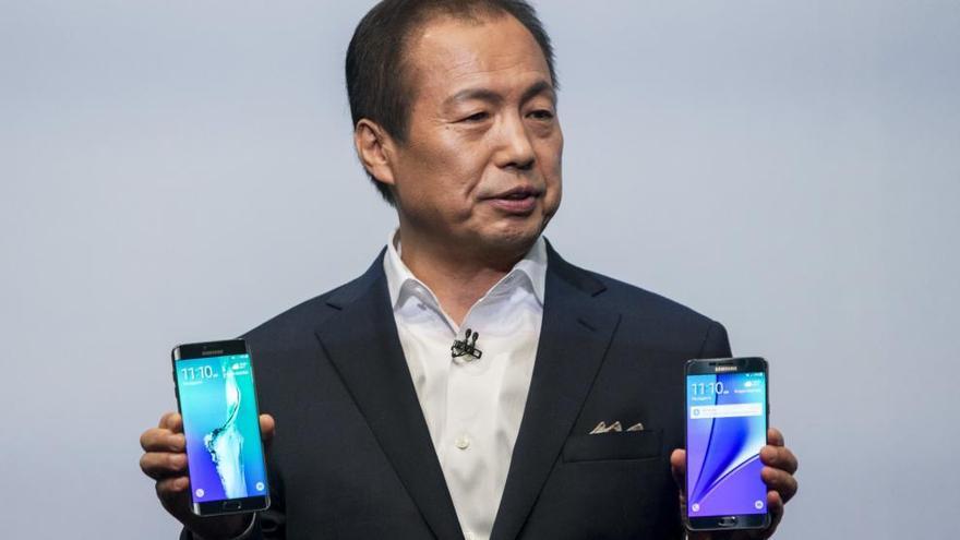 J.K. Shin muestra el Samsung Galaxy Note 5 y  S6 edge+