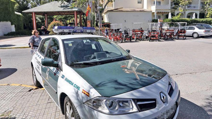 Un coche de la Guardia Civil, ayer, en la entrada del hotel de Playa de Muro.