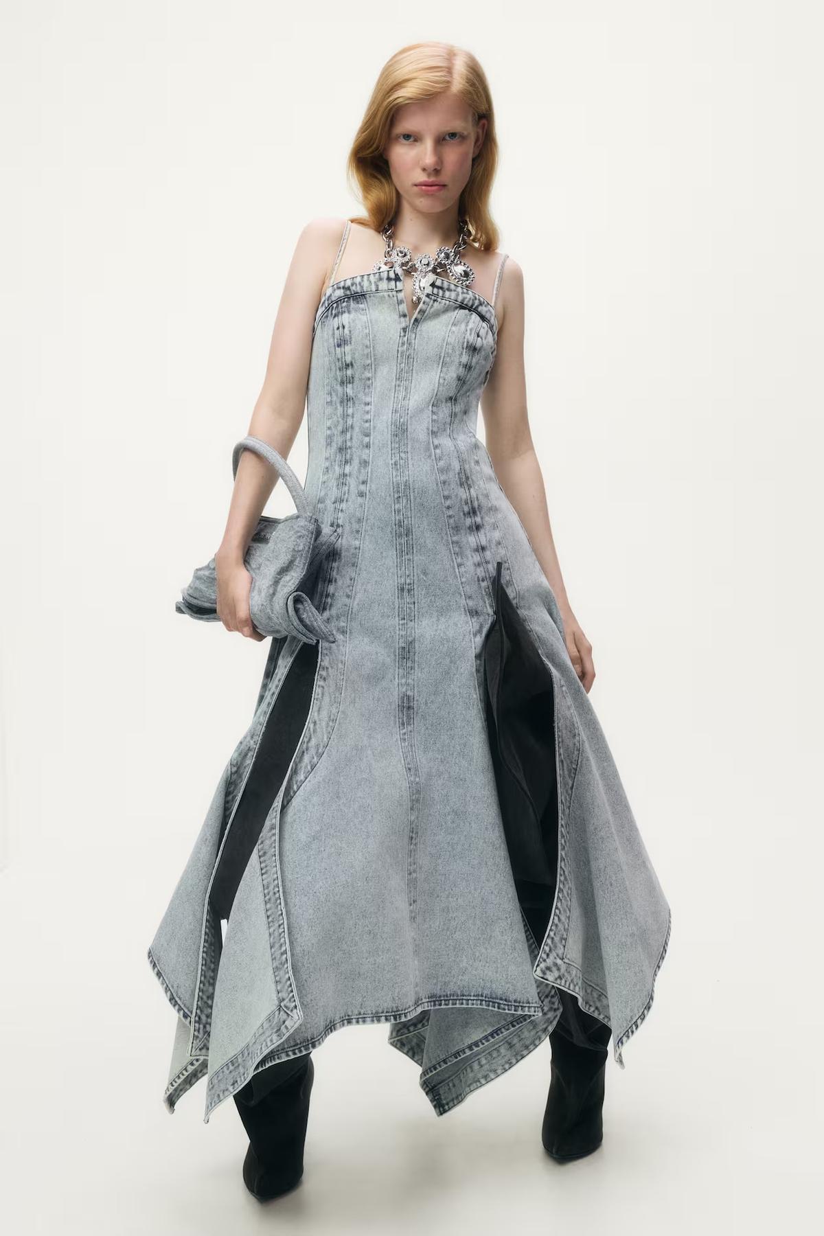 Vestido denim con grandes aberturas en la falda.
