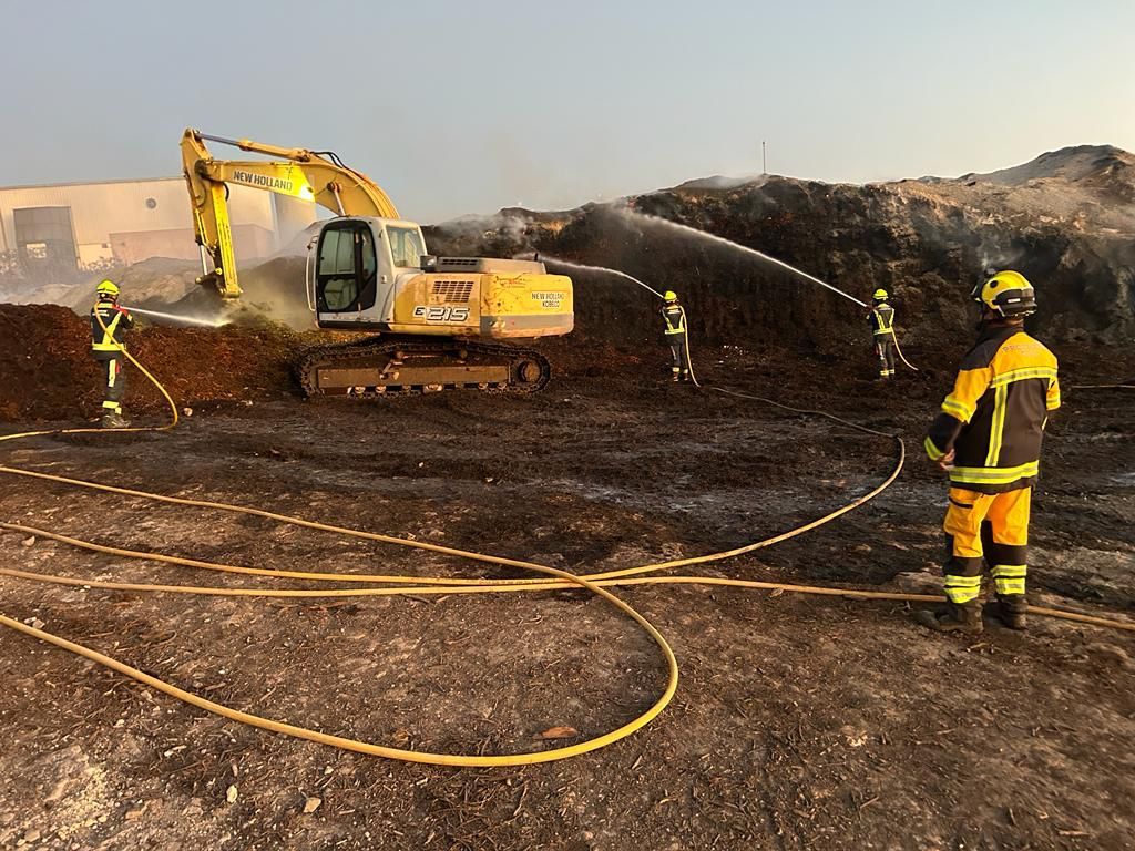 Prosiguen las labores de extición del fuego del vertedero de Formentera