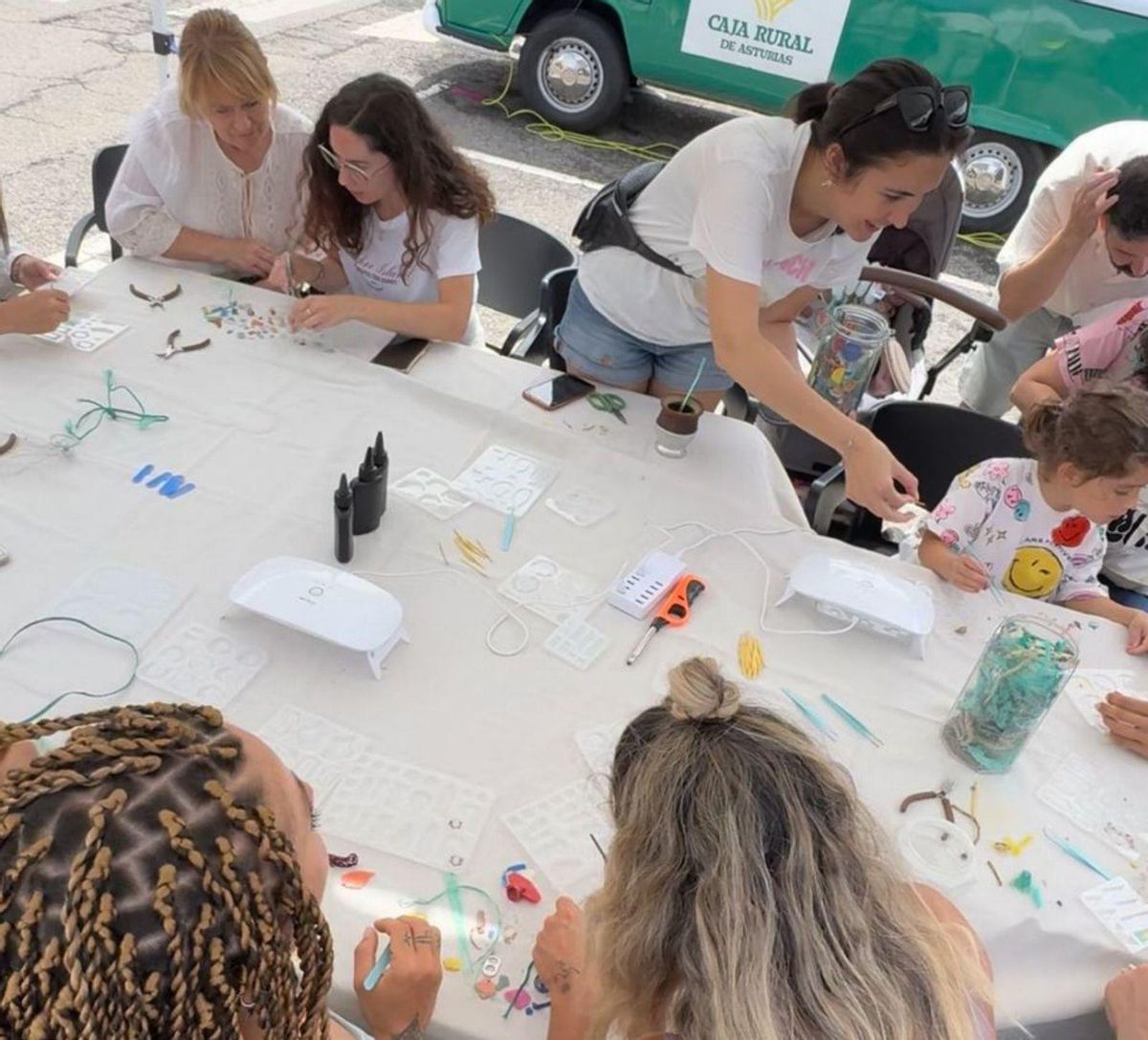El taller de crear joyería con residuos en el Longboard Festival de Salinas.