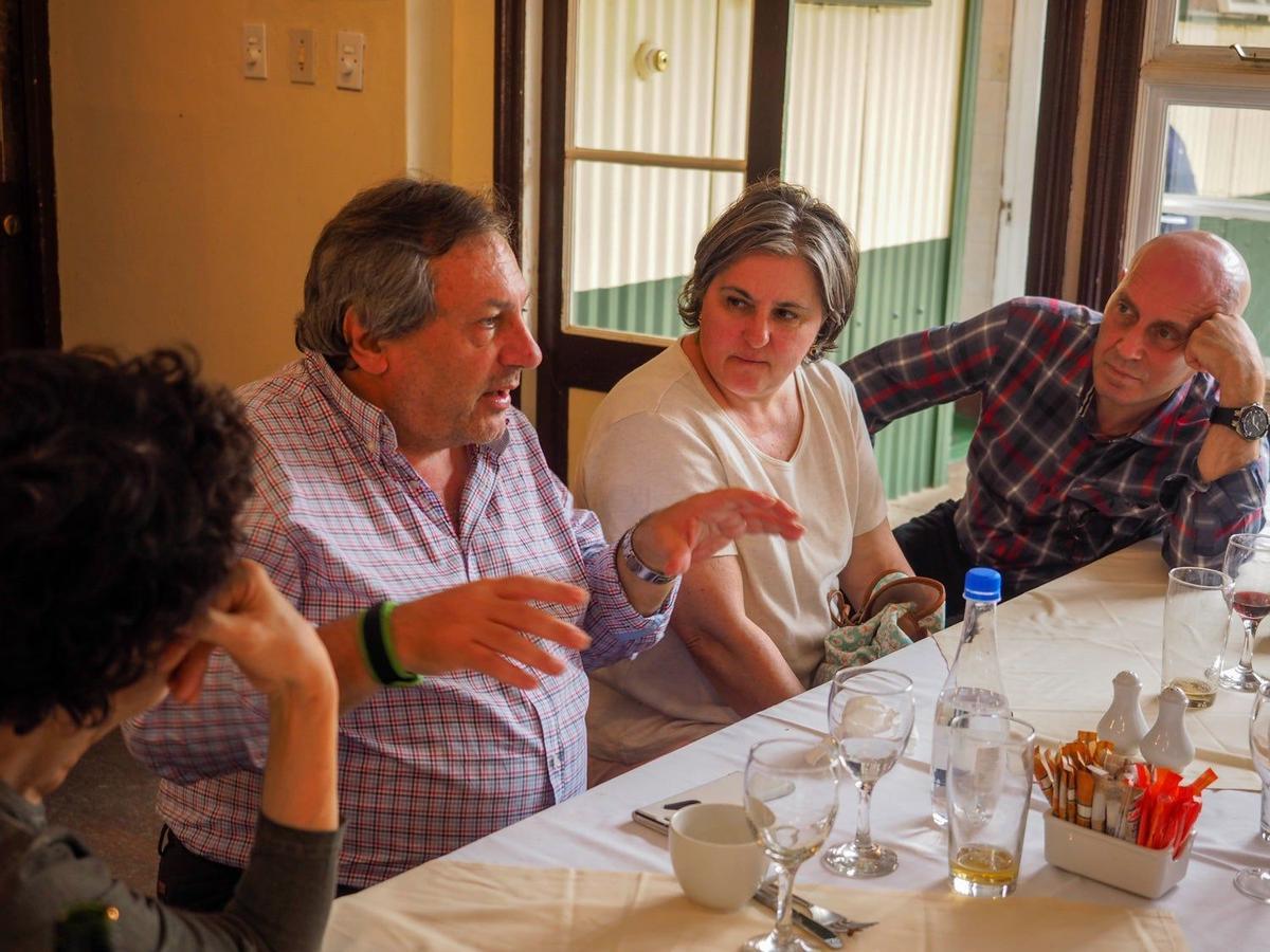 Mariano López come junto a los integrantes de la Expedición VIAJAR en Pilgrim’s Rest