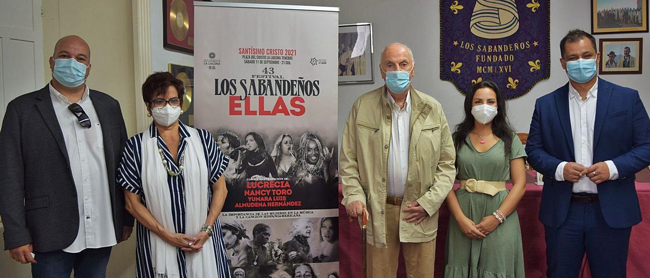 Israel Espino, Nancy Toro, Elfidio Alonso, Yumara Luis y Badel Albelo posan con el cartel de la XLIII edición del Festival Sabandeño.