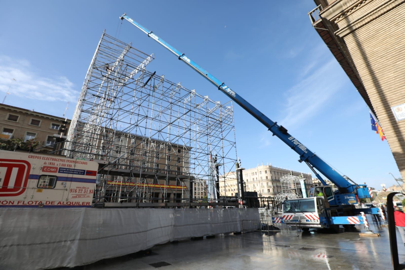 EN IMÁGENES | Comienza el desmontaje del escenario principal de la plaza del Pilar