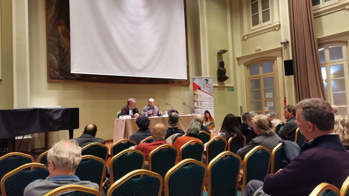 Els historiadors Alfons Romero i Manel Alaió durant la presentació al Cercle Sport Figuerenc.