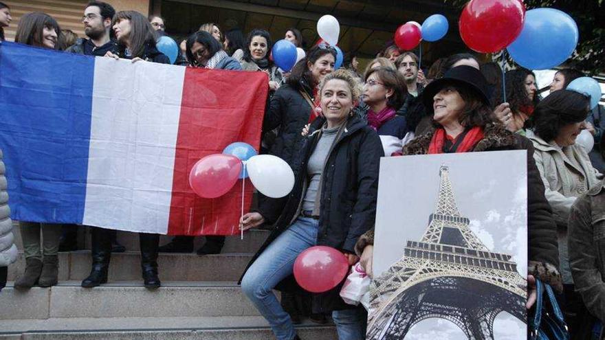 Profesores de Francés ayer frente a la puerta de Educación.