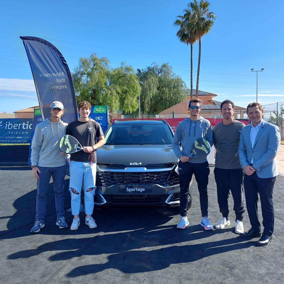 Jorge Andreu, gerente de Automoción Cano KIA, con jugadores de anterior edición FIP